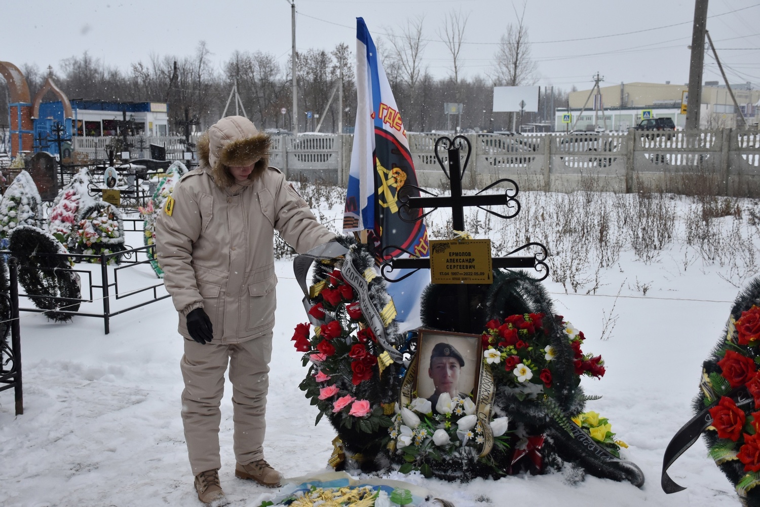 Списки погибших сво апрель. Могилы российских солдат погибших в сво. Российские флаги на кладбище погибших на сво.