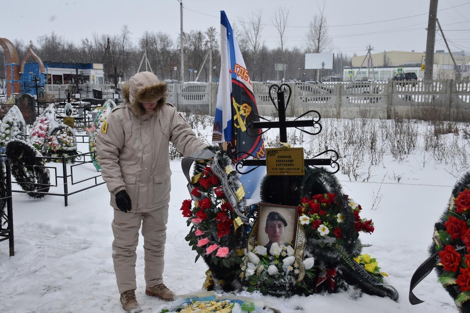 Список погибших на сво иркутской. Могилы российских солдат погибших в сво. Российские флаги на кладбище погибших на сво.