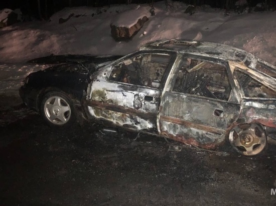 В Мурманской области пожарные тушили легковой автомобиль