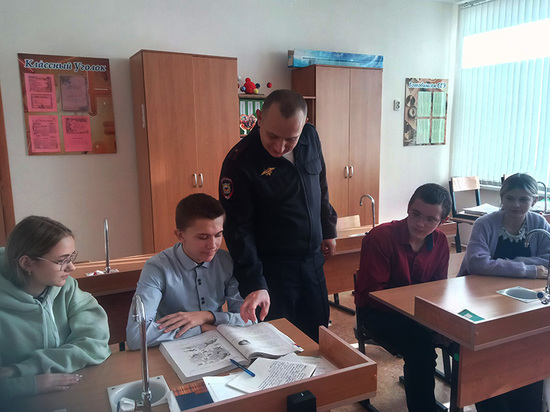 Белгородские полицейские провели урок профориентации для школьников