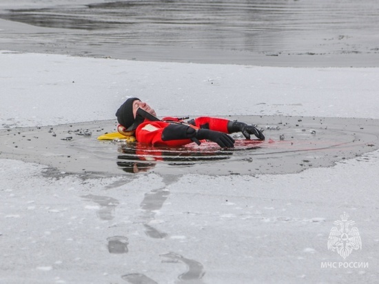 Волгоградские спасатели продемонстрировали рыбакам опасность льда