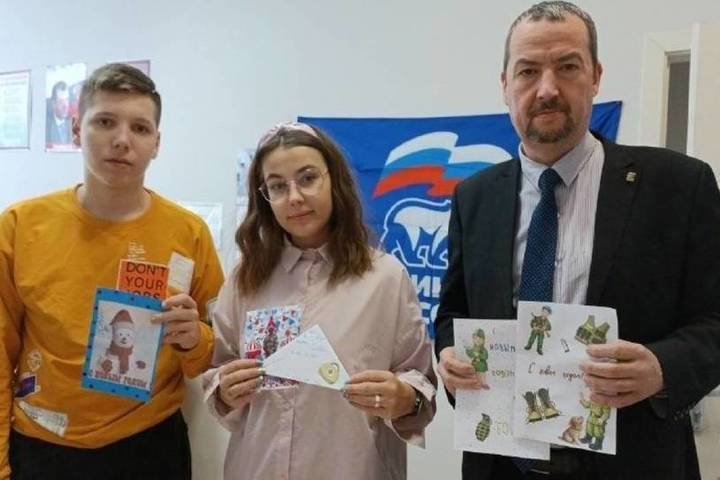 В Костромской области продолжается акция по сбору и изготовлению новогодних открыток участникам СВО