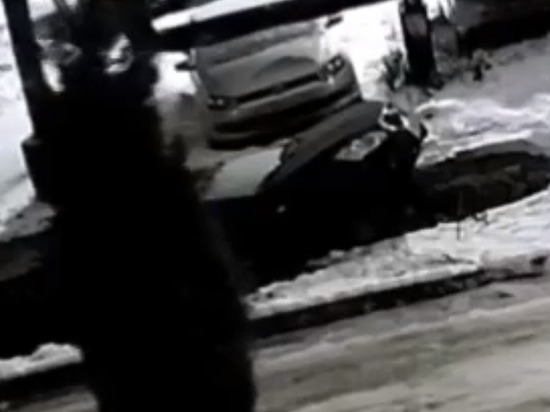 На улице Пугачёва в Рязани машина провалилась под землю на парковке