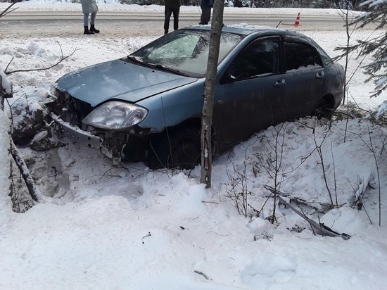 Пассажир Toyota Corolla оказалась в больнице после ДТП в Хвойнинском районе