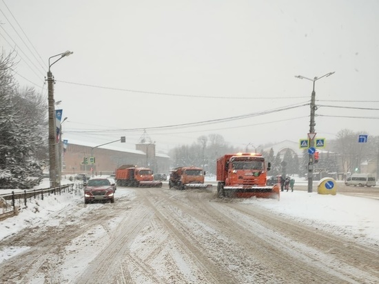 В Смоленске продолжается борьба со снегом