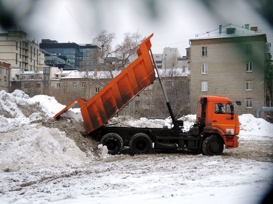 В результате ДТП в Москве погиб водитель снегоуборочной машины