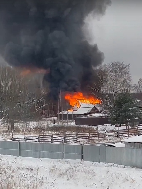 В Тверской области частный дом охватило сильным пламенем
