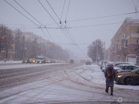 Автомобилистка с ребенком оказалась в опасности на улице Кемерова из-за морозов