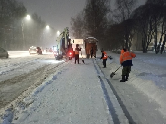 Специалисты продолжают борьбу с последствиями снегопада в Вологде