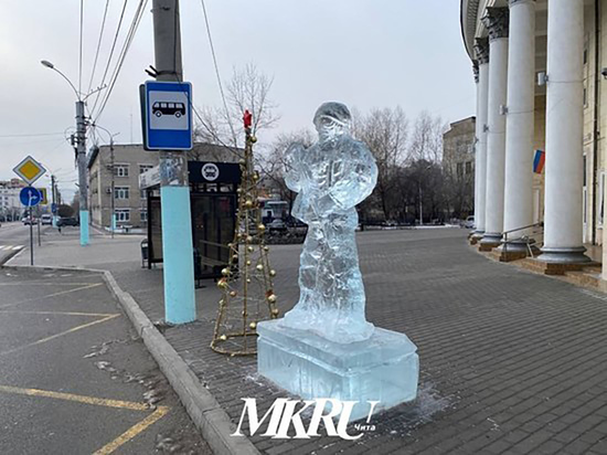 В Чите сломали ледовый автомат у "новогоднего солдата"