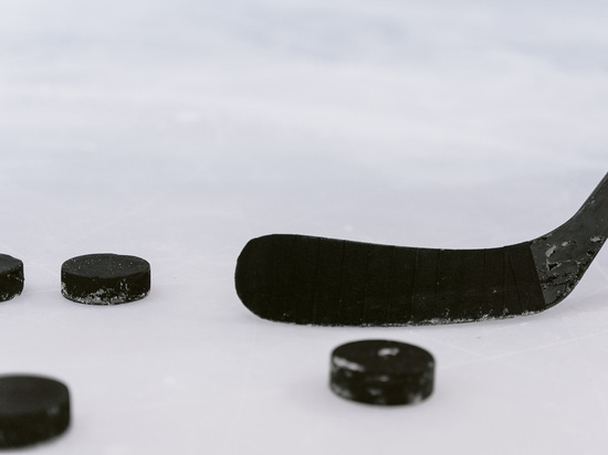 Возрастной хоккеист скончался во время игры в ледовом дворце в центре Москвы
