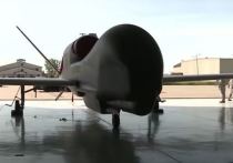 Разведывательный беспилотный летательный аппарат RQ-4B Global Hawk, используемый американскими вооруженными силами, был замечен в небе над Черным морем, примерно в 100 км от побережья Крымского полуострова
