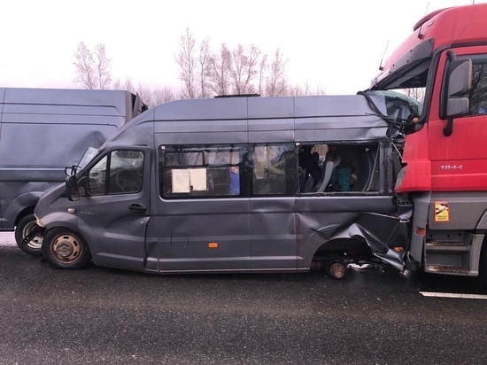 Автобус, следовавший по маршруту Смоленск – Тверь попал в серьезное ДТП: погибли два человека