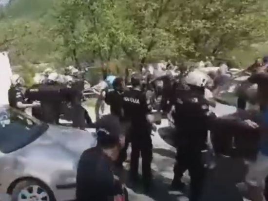 Протестующие в Черногории вступили в столкновения с полицией