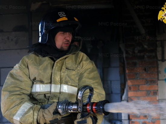 Спасатели эвакуировали одного человека из-за пожара в квартире многоэтажного дома на Сахалине