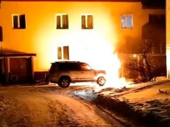 Автомобиль Toyota Land Cruiser сгорел ночью 13 декабря на Сахалине