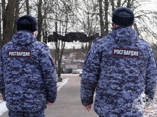 Замерзающего на остановке кузбассовца спасли правоохранители