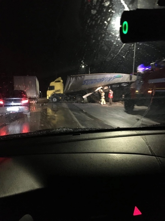 Аварии на дорогах: в Ивановской области фургон фуры «накрыл» «Газель»