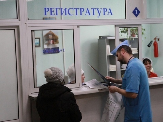 Жители Заринска жалуются на огромные очереди в поликлинике и «лежащих на полу детей»