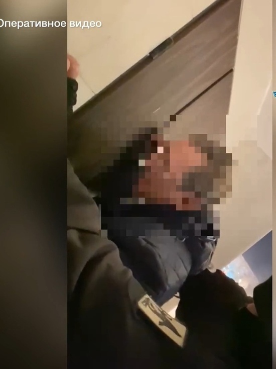 Полиция опубликовала кадры задержания обвиняемого во взяточничестве чиновника из Ноябрьска