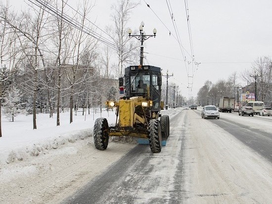 Спецтехника расчищает снег в Хабаровске после циклона