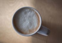 Молоко, добавленное в кофе или чай, лишает эти напитки некоторых полезных свойств, рассказала в интервью радио Sputnik диетолог, кандидат медицинских наук Елена Соломатина