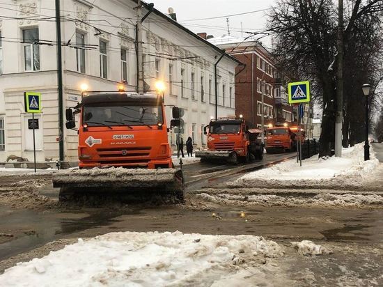 Костромские коммунальщики убирают снег с улиц и проливают горячей водой ливневую канализацию