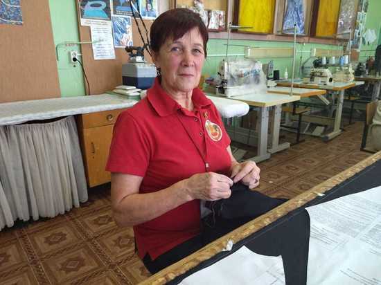 В Чувашии пенсионерка научилась шить, чтобы помочь мобилизованным