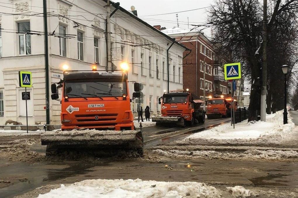 Костромские коммунальщики убирают снег с улиц и проливают горячей водой ливневую канализацию
