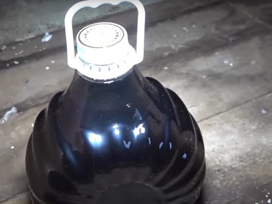 Восемь тонн суррогатного алкоголя нашли в подпольном цеху в Петербурге