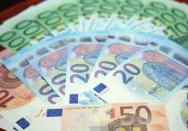 Курс евро продолжил рост и к вечеру 13 декабря, впервые с мая 2022 года, стоимость европейской валюты превысила 67 рублей
