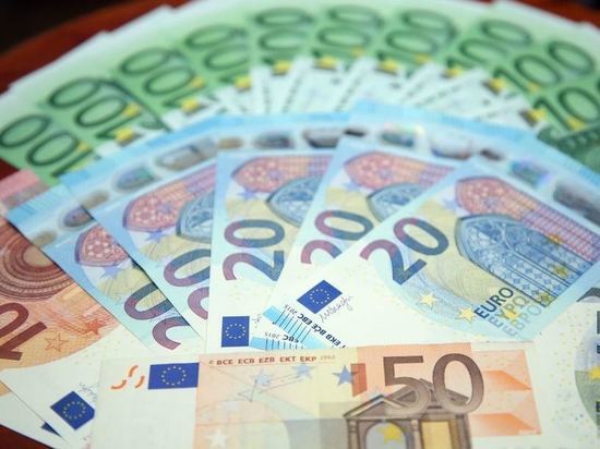 Евро подорожал выше 67 рублей впервые с мая