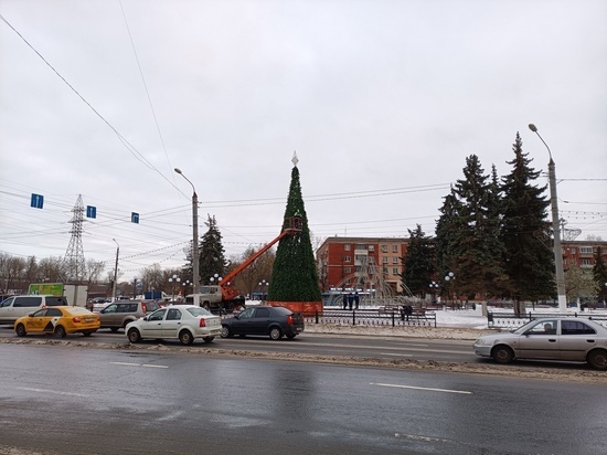 В Твери на Комсомольской площади устанавливают ёлку