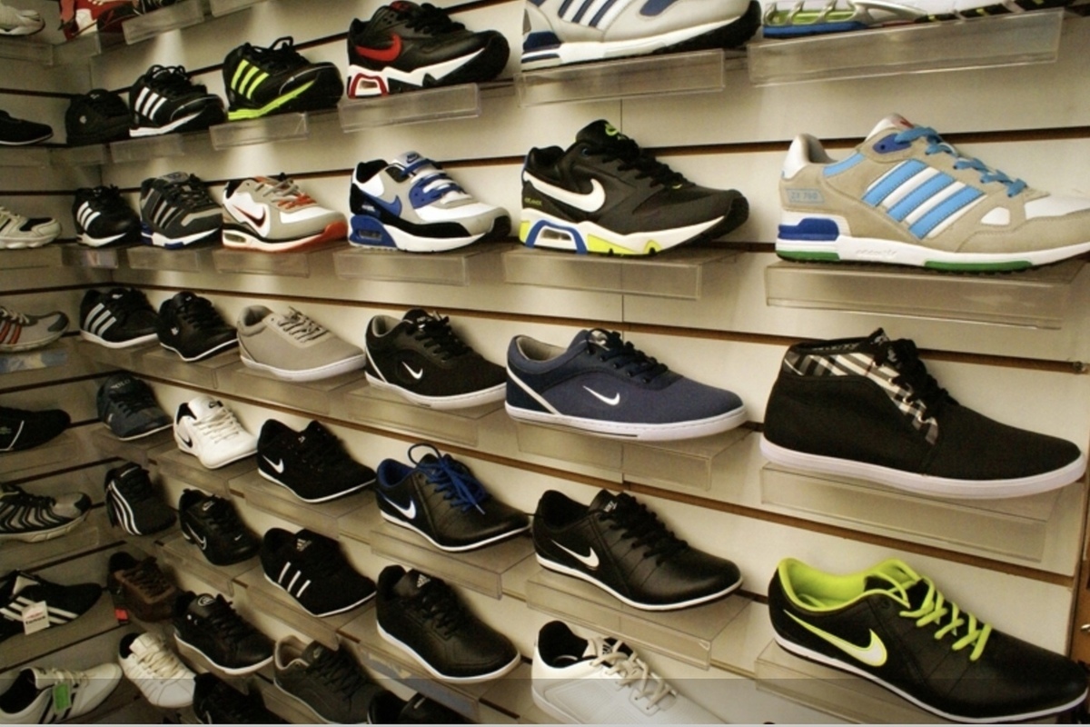 Магазины продажи кроссовок. Кроссовки с рынка. Обувь спортивная. Садовод рынок кроссовки. Рынок обуви.