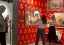В Санкт-Петербурге на выставке «Найти Бэнкси» ворвавшиеся в помещение активистки движения против косметики испортили одну из картин