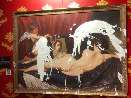 Две активистки облили кремом от прыщей картину Бэнкси на выставке в Петербурге