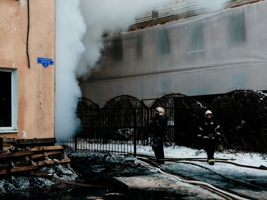 В Тверской области пожарные вынесли человека из горящей квартиры