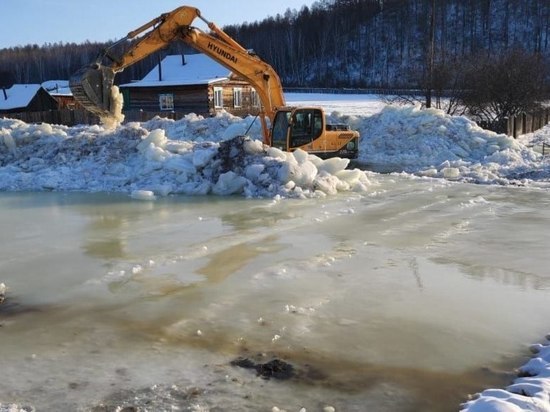 Дома закрыли ледяным валом из-за угрозы подтопления в селе Забайкалья