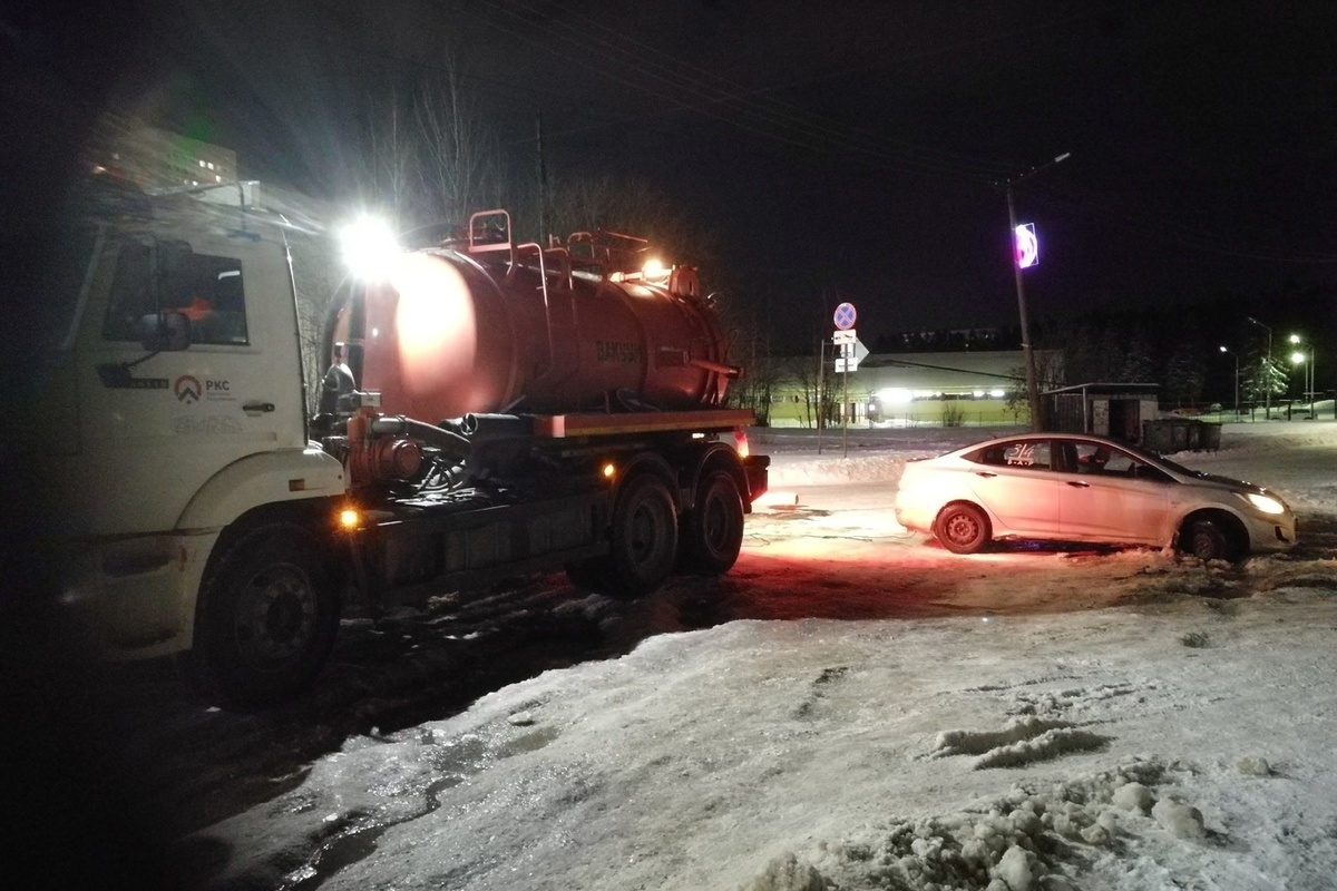 Дорогу в Петрозаводске размыло водой неизвестного происхождения, автомобили  застревают - МК Карелия