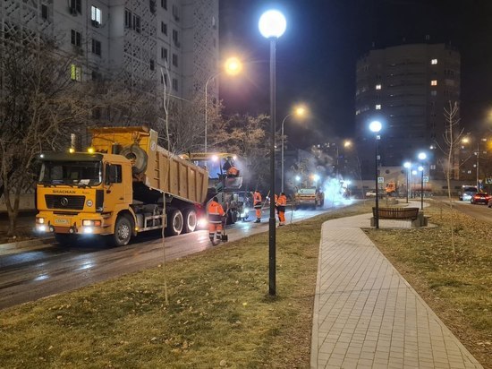 В Астрахани на улице Валерии Барсовой укладывают новый асфальт