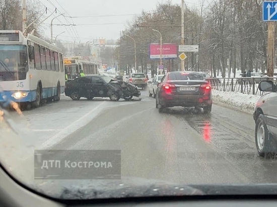 Костромские ДТП: «Лада Приора» против троллейбуса