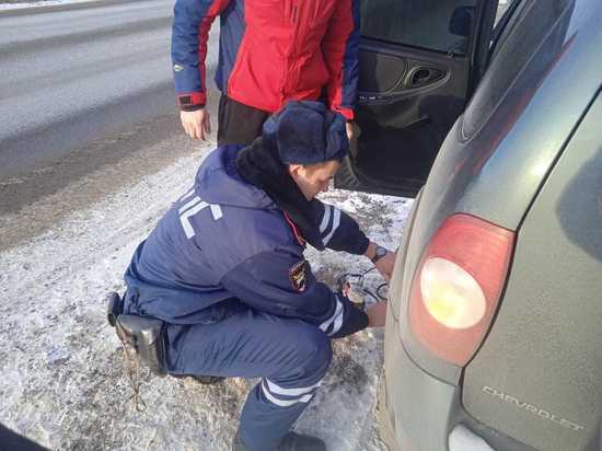 Костромская отзывчивость: 30-летнему водителю в затруднительной ситуации помог инспектор ДПС