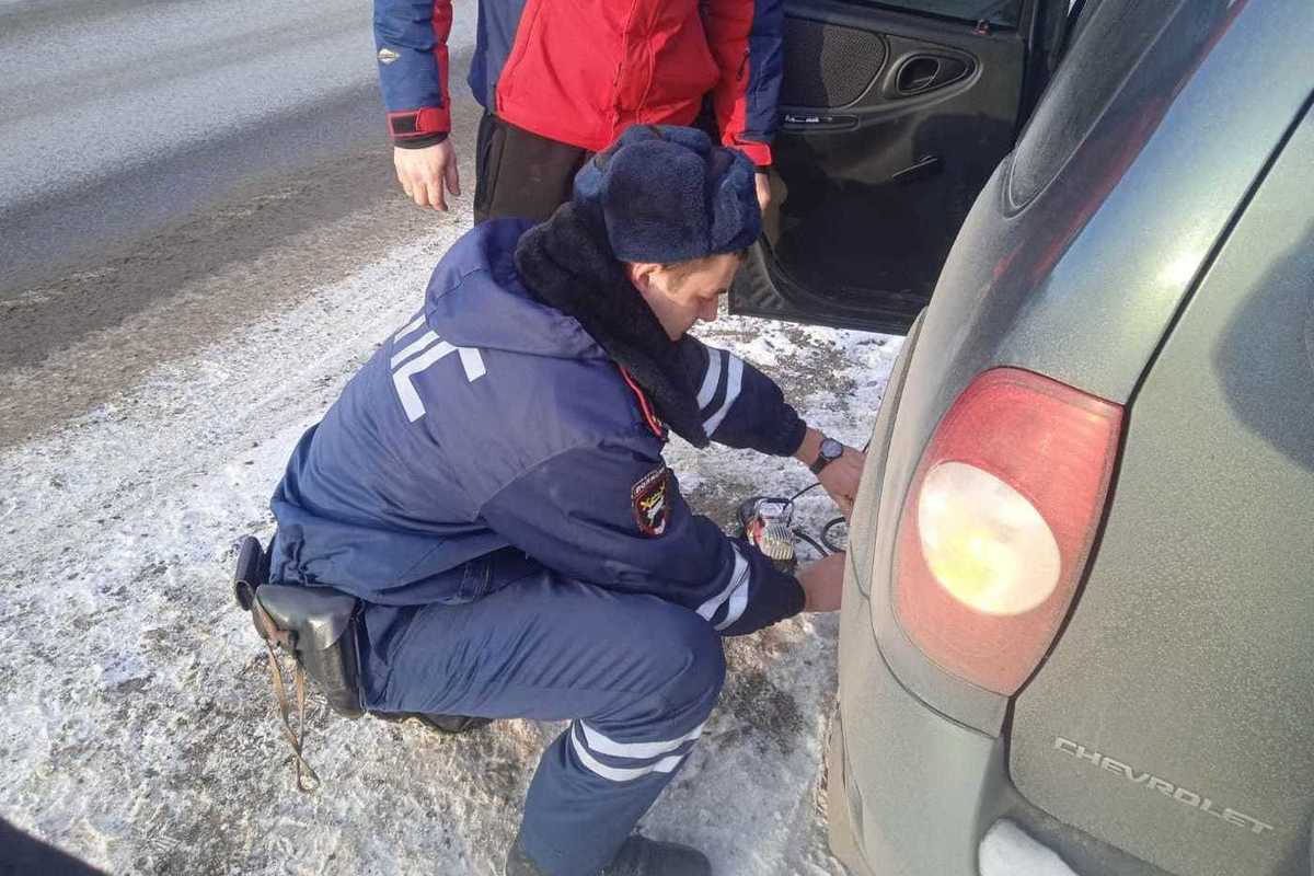 Костромская отзывчивость: 30-летнему водителю в затруднительной ситуации помог инспектор ДПС