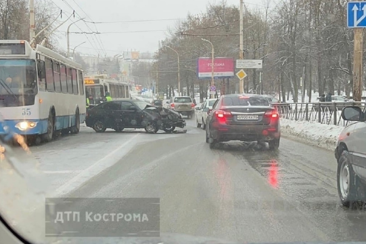 Костромские ДТП: «Лада Приора» против троллейбуса