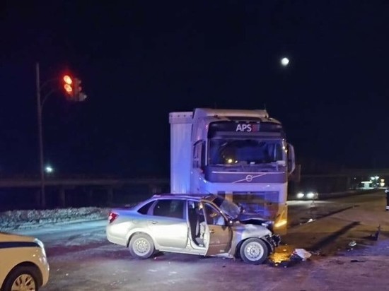 В ДТП с большегрузом пострадали трое из легковушки в Татарстане