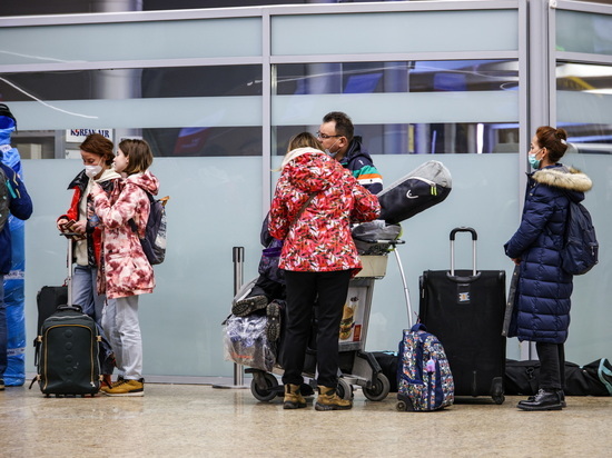 В аэропортах Москвы задержаны или отменены свыше 50 рейсов из-за погоды