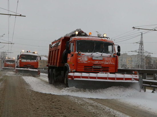 Дорожные службы вторые сутки борются с последствиями снегопада в Брянске