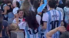 Тысячи аргентинских болельщиков вышли праздновать победу над Хорватией: видео из Буэнос-Айреса