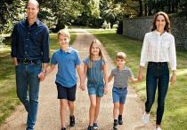 Принц Уэльский Уильям и его супруга герцогиня Кэтрин (Кейт Миддлтон) опубликовали свою официальную предновогоднюю фотографию, которая традиционно служит в качестве новогодней открытки