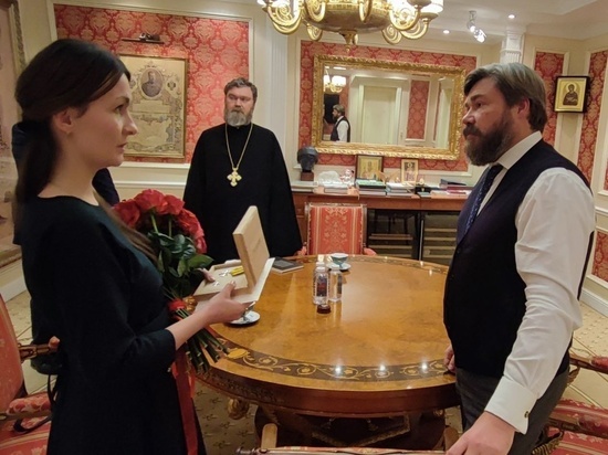 Царьградский крест вручили жене погибшего в зоне СВО псковского священника Александра Цыганова
